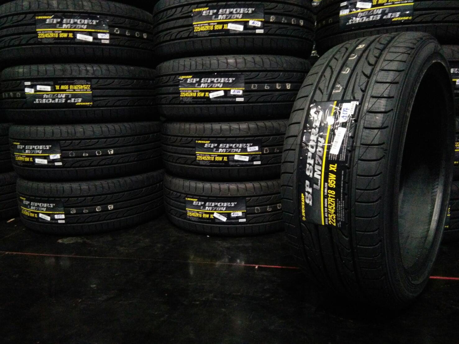 DUNLOP LM704 225/45-18 ซื้อ2แถมฟรี2