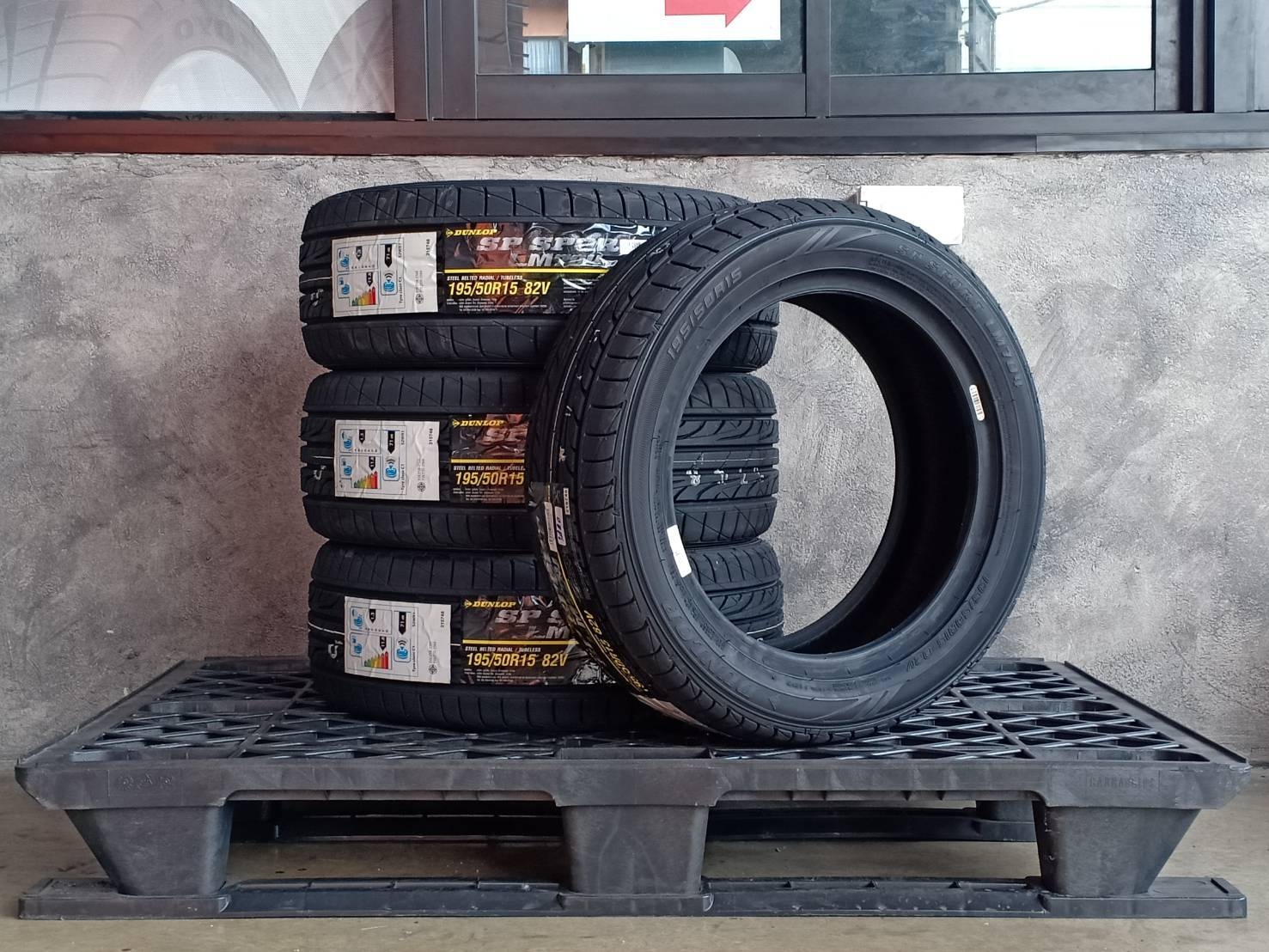 DUNLOP 195/50R15 SP SPORT LM704 82V MADE IN THAILAND.