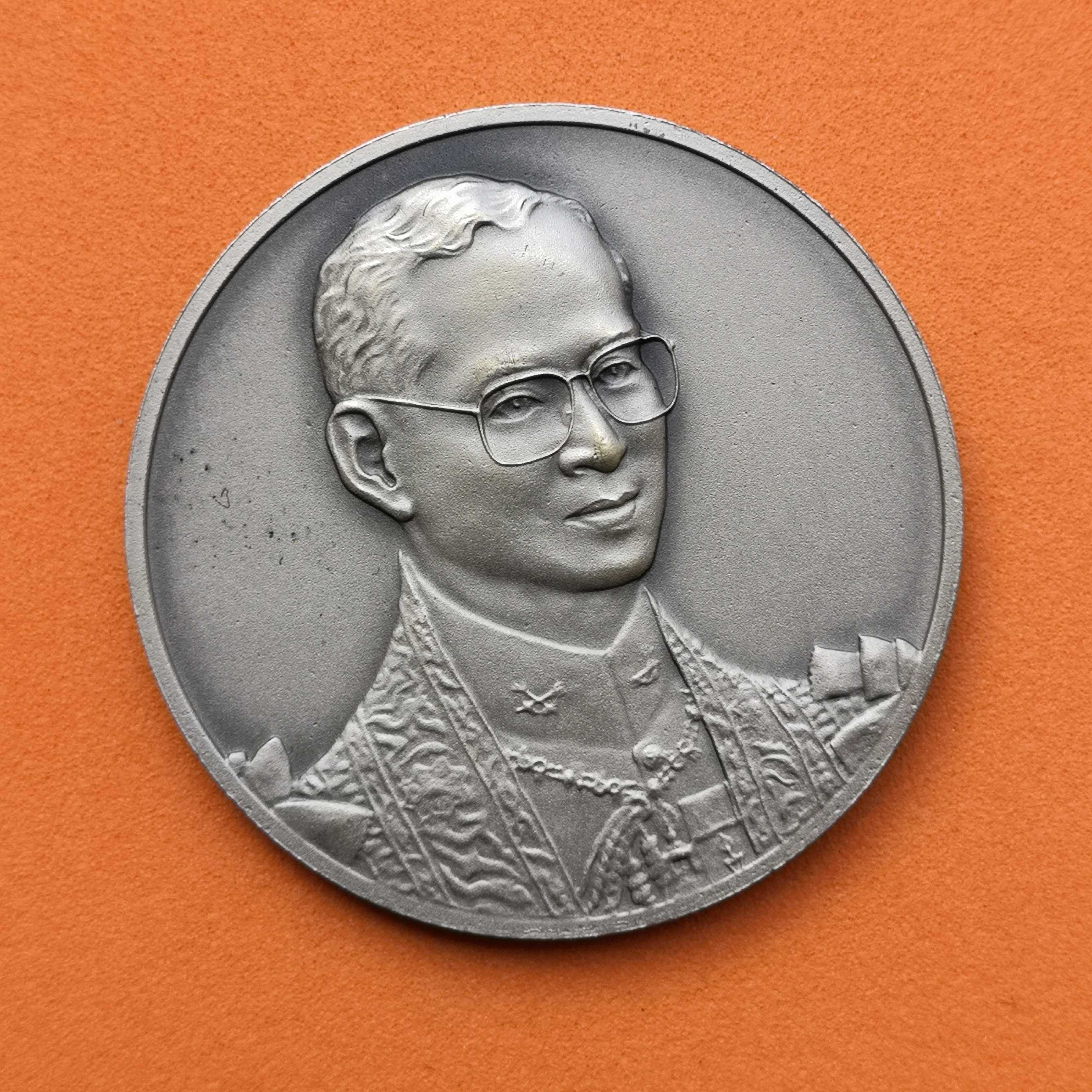 เหรียญ รัชกาลที่ 9 ที่ระลึกพิธีเปิดที่ทำการศาลรัฐธรรมนูญ อาคารบ้านเจ้าพระยารัตนาธิเบศร์ พศ 2543 เนื้อเงินรมดำ ขนาด 3.5 ซม พร้อมกล่องไม้