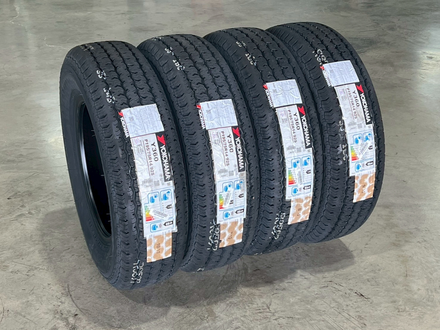 ยางขอบขาว YOKOHAMA ขนาด 195/75R14