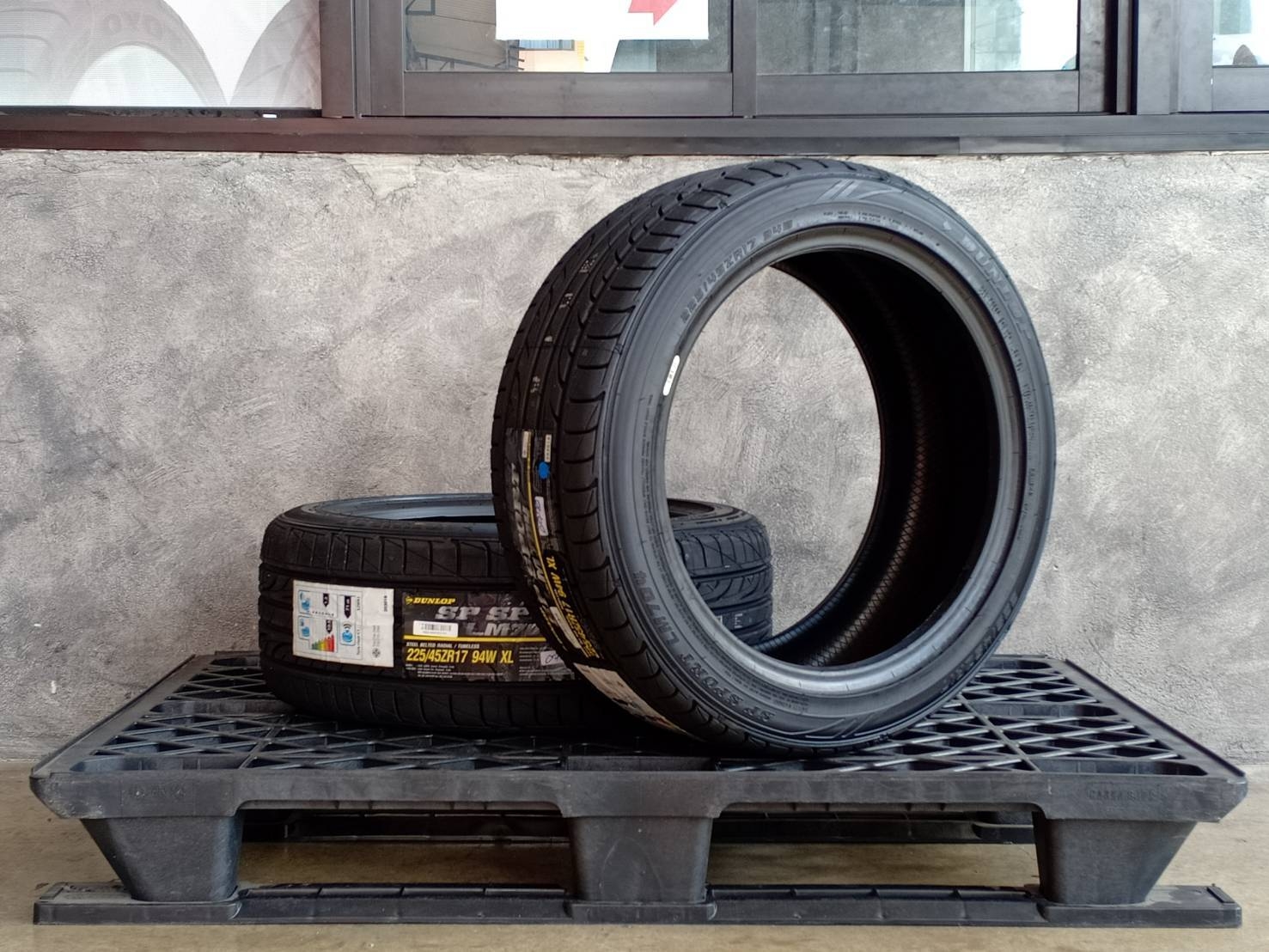 DUNLOP 225/45ZR17 SP SPORT LM704 94W MADE IN THAILAND