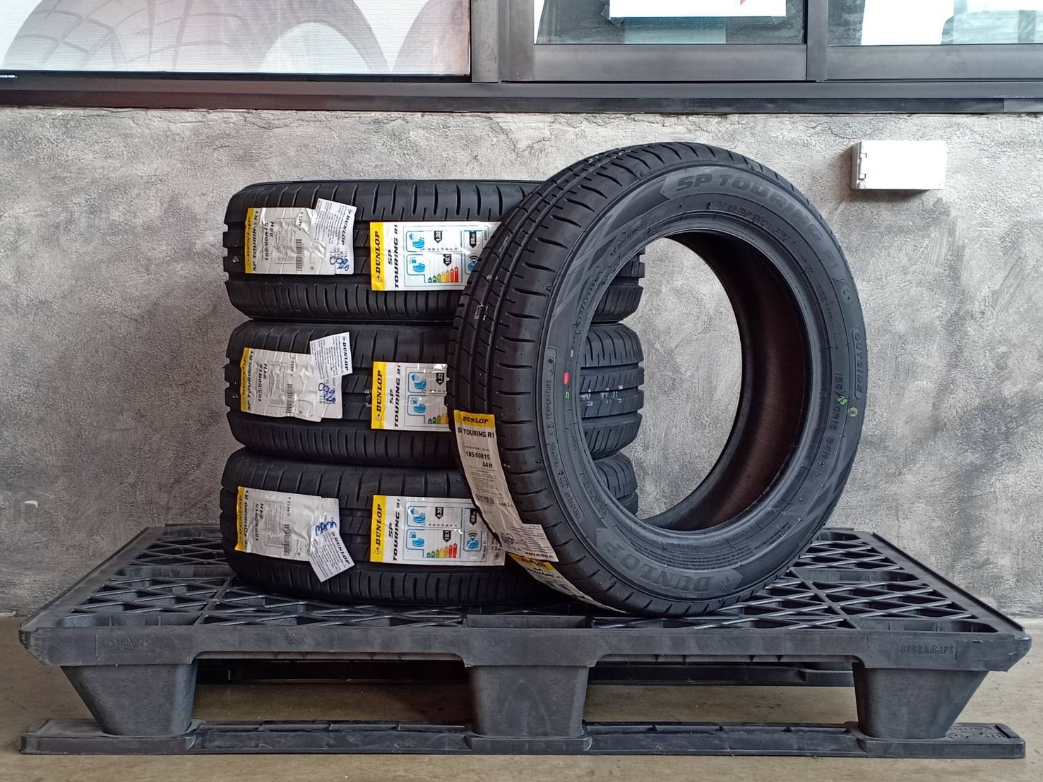 DUNLOP 185/60R15 SP TOURING R1 84H MADE IN INDONESIA