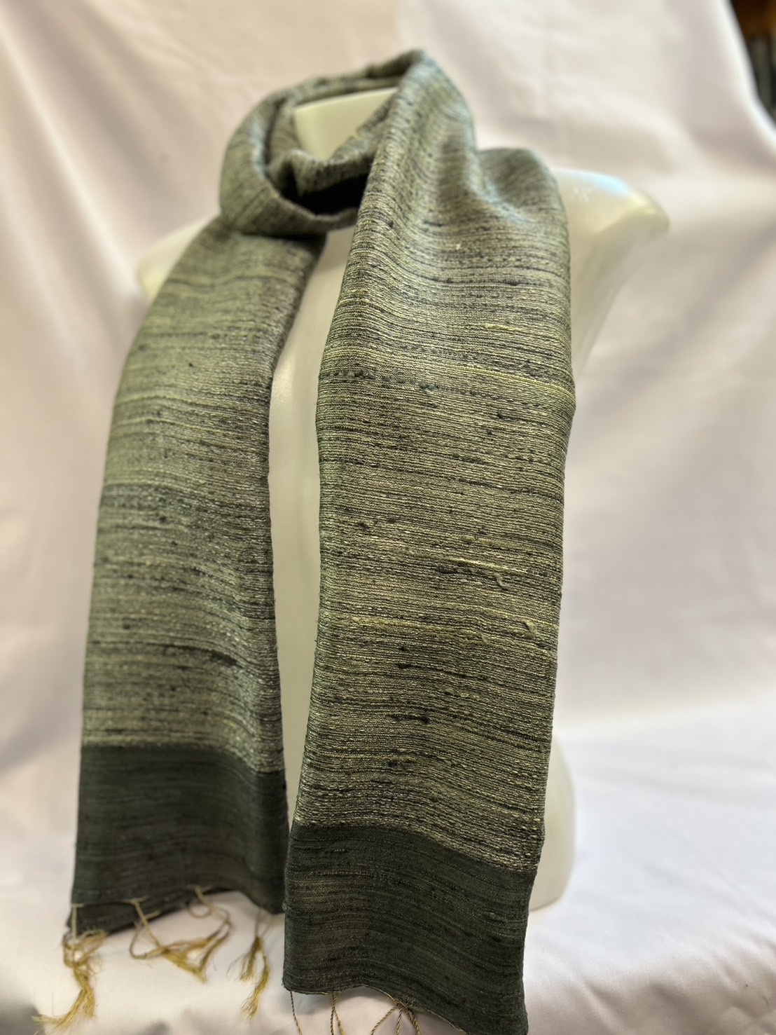 ผ้าพันคอไหมแท้ ลายกระสอบ ของขวัญที่คุณประทับใจในสัมผัสหนานุ่มและภาพลักษณ์เท่ๆ