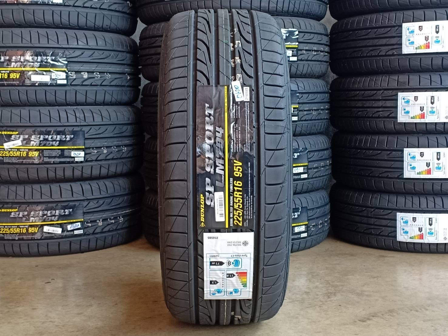DUNLOP LM704 225/55-16 ราคาพิเศษ ปีใหม่กว่า ราคาถูกกว่าเดิม