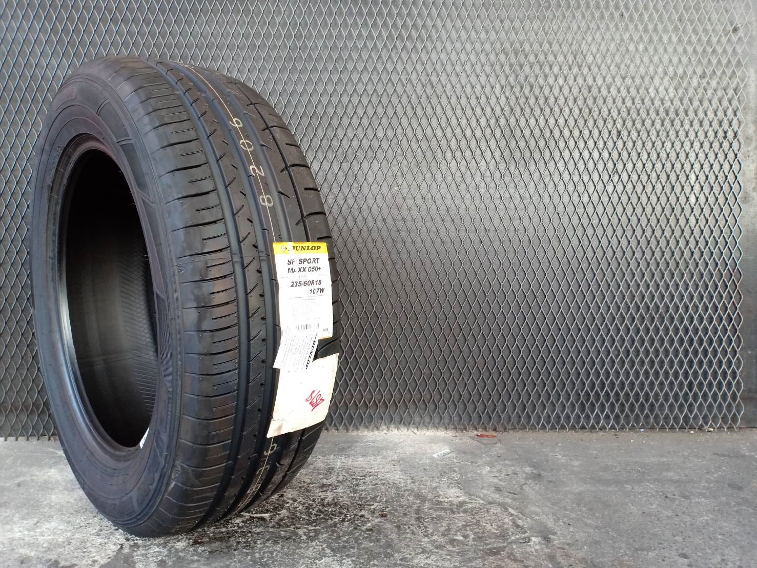 DUNLOP SPMAXX050 PLUS 235/60-18 เส้นละ 6000 ปกติ 7500