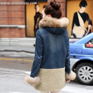 **พรีออเดอร์**เสื้อโค้ทยีนส์สีน้ำเงินแขนยาว ผ่าหน้าติดกระดุมขัดแบบจีน ดีเทลตกแต่งคอและปลายแขนด้วยเฟอร์สีน้ำตาล ตัดต่อผ้าวูลขนแกะช่วงล่าง พร้อมกระเป๋ายีนส์ทั้ง 2 ข้าง สวยคุณภาพดีเหมือนแบบค่ะ