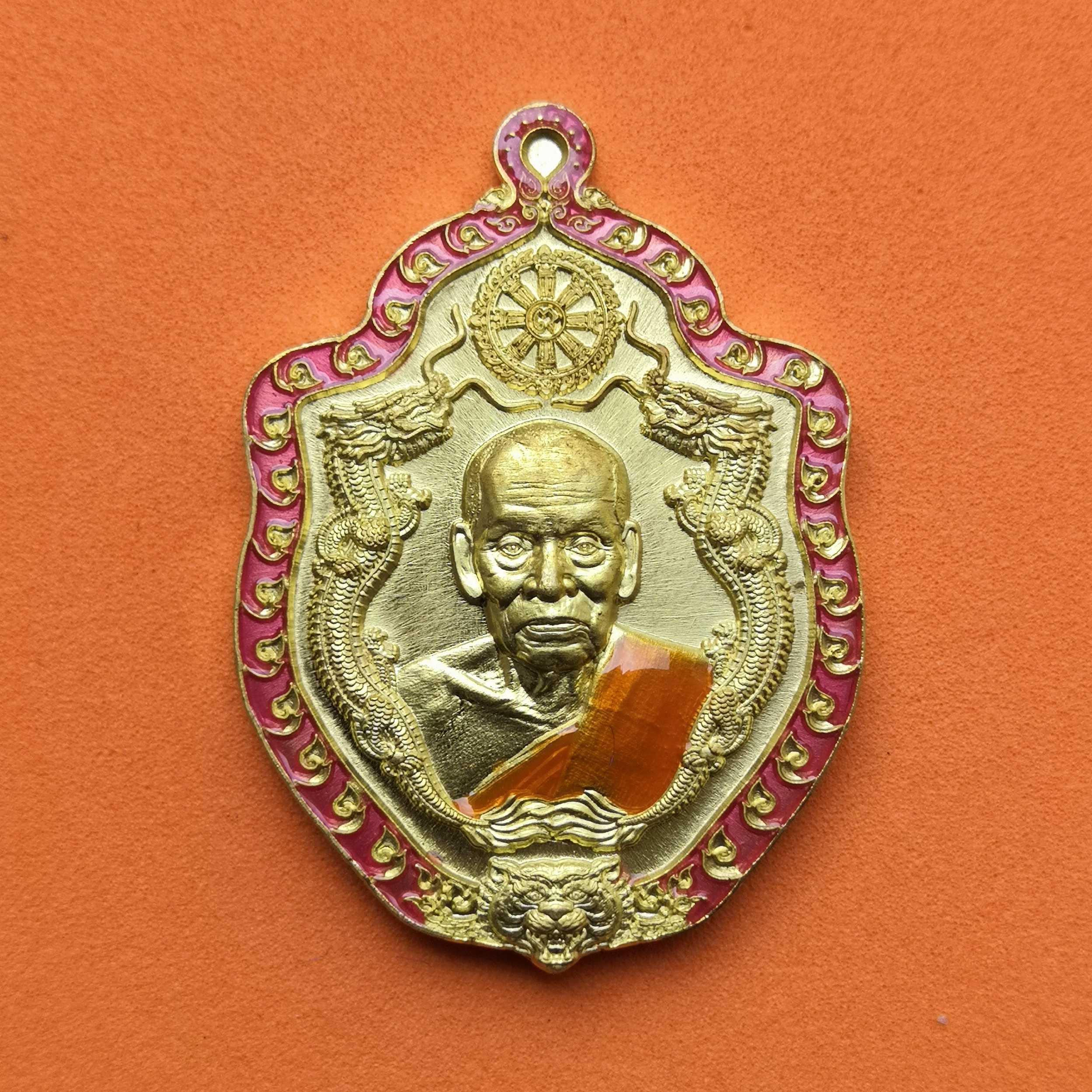 เหรียญพยัคฆ์มังกร เศรษฐีมหาบารมี 99 หลวงพ่อพัฒน์ วัดห้วยด้วน เนื้อปลอกลูกปืน ลงยา ขอบชมพู ขนาดสูงรวมห่วง 4 เซน พร้อมกล่องเดิม