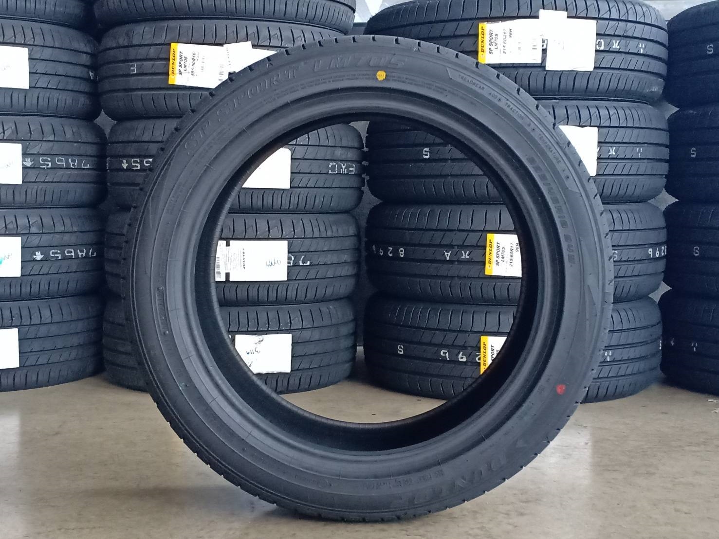 DUNLOP LM705 235/45-18 ปี19 ราคาพิเศษ