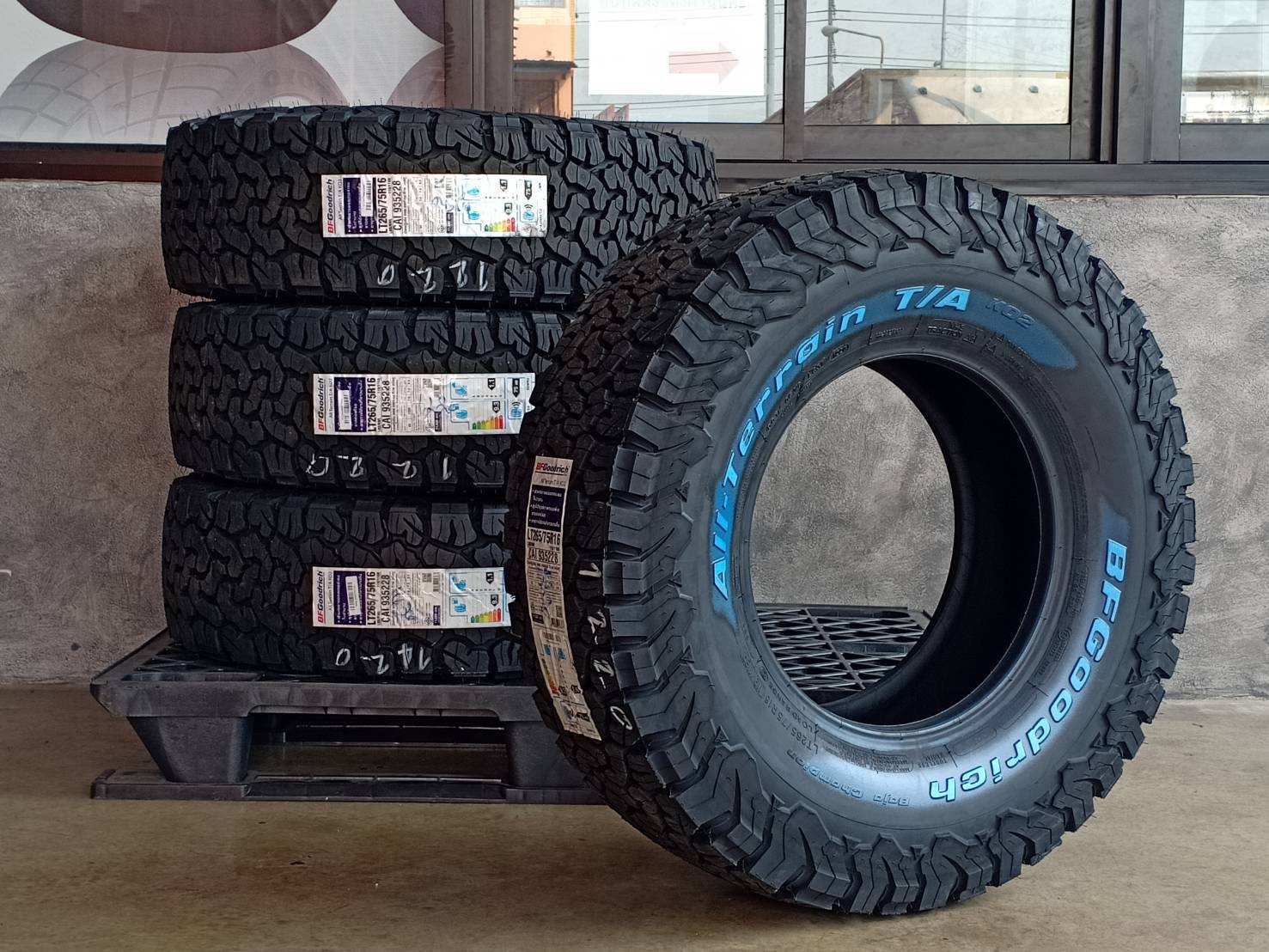 BF-GOODRICH 265/75R16 ALL TERRAIN T/A KO2 119/116R 8PR (ตัวหนังสือขาว) MADE IN THAILAND