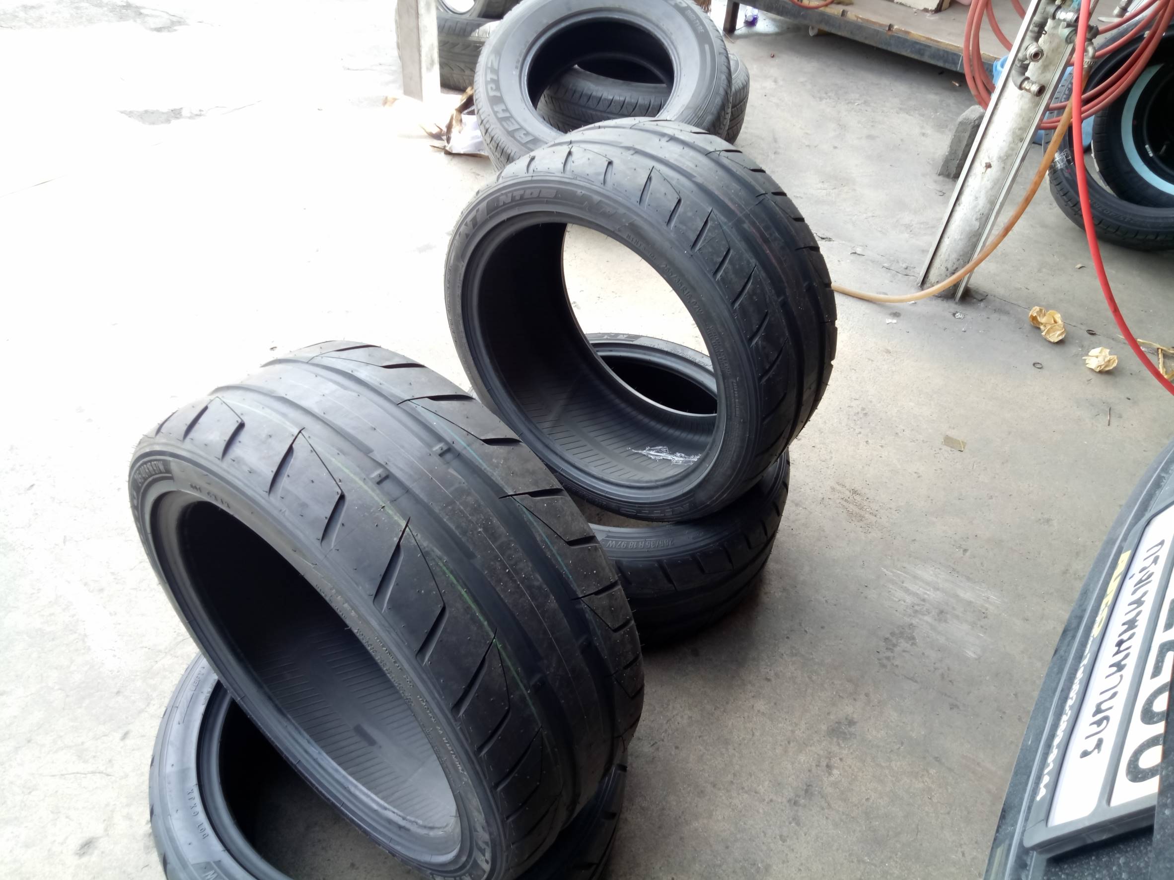 ยางใหม่ NITTO NT05 235/40-18 เส้น 3500 ปกติ เส้น 8500