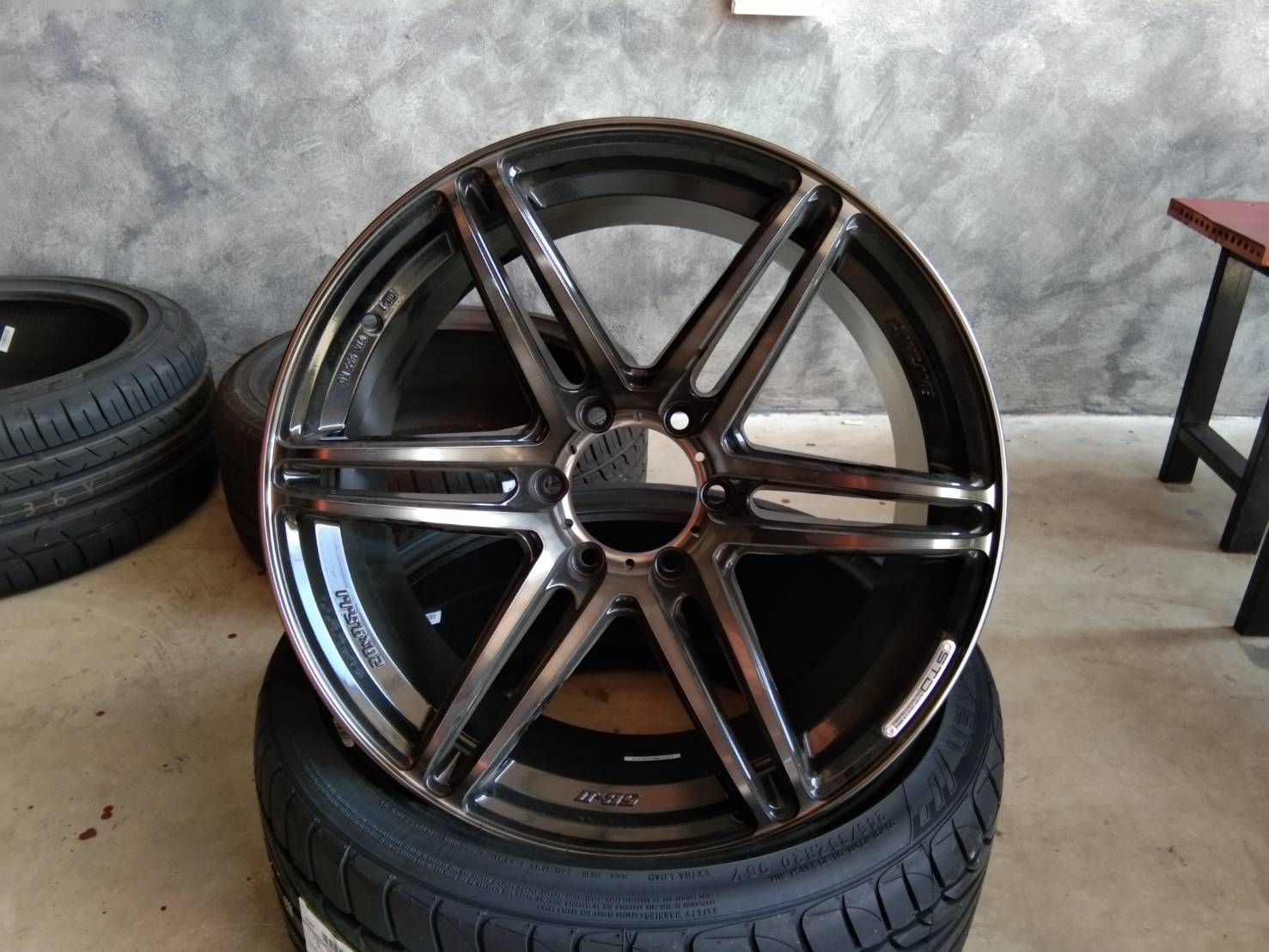 Model:MR2 231 Size:20x9.5 inch Offset:+15 pcd:6x139.7 Center Bore:106 mm Color:FP/BK/GC BK