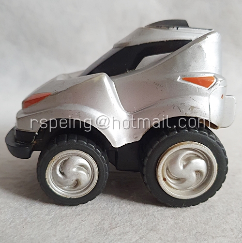 รถแข่งของเล่น สีเงิน