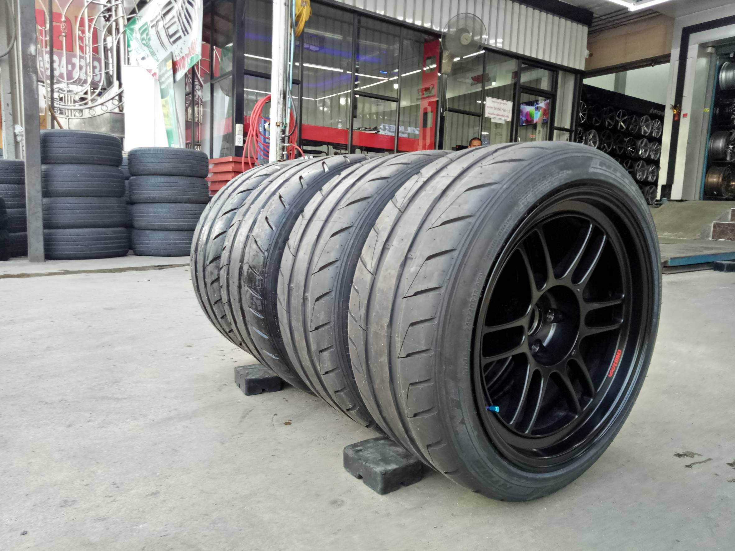 NITTO NT05 245/40-18 เส้น 4000 บาท ปกติ 9000
