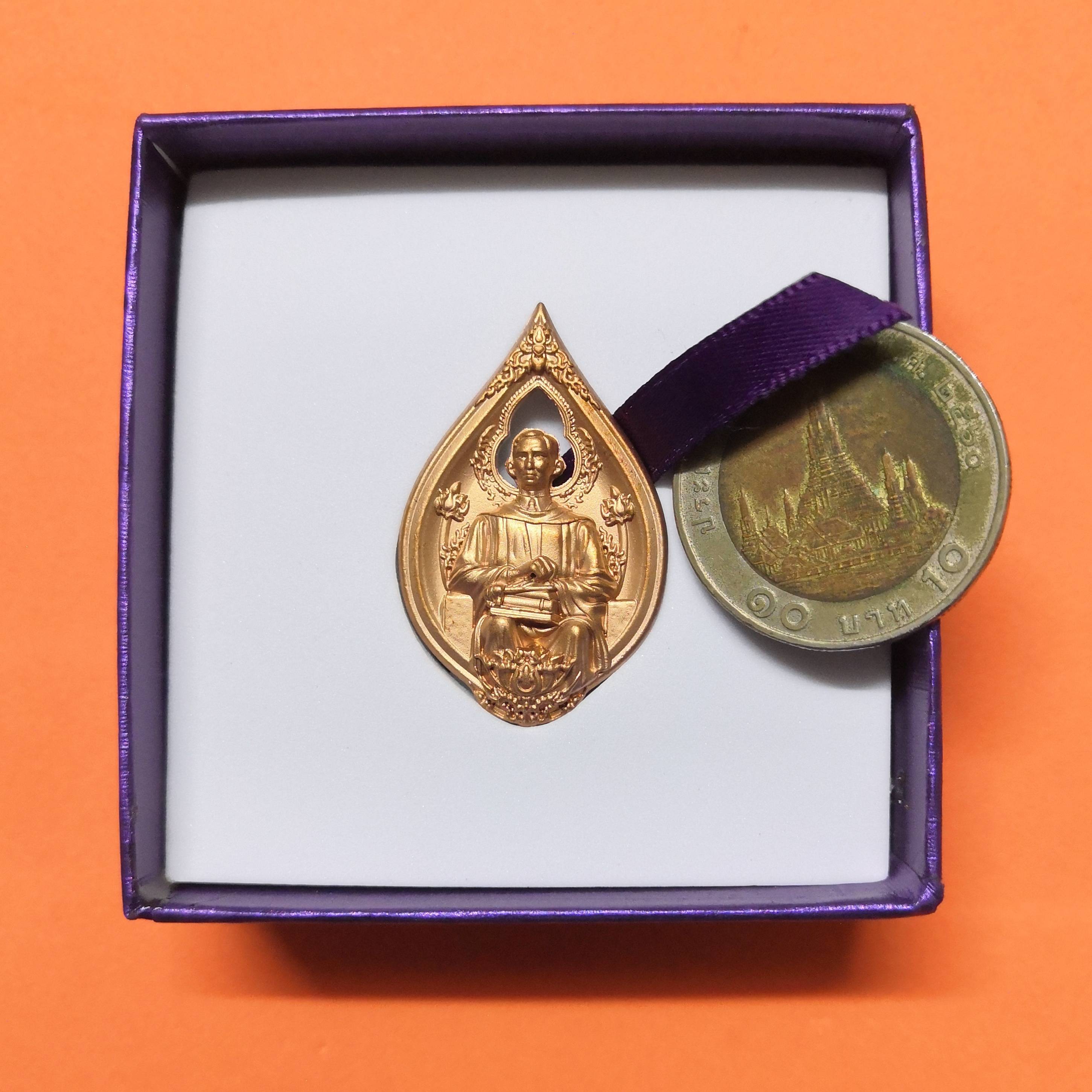 เข็ม พระมหิตลาธิเบศร อดุลยเดชวิกรม พระบรมราชชนก ที่ระลึกวันมหิดล 2566 โดยศิริราชมูลนิธิ เข็มสแตนเลสชุบสีโรสโกลด์ ขนาดสูง 3.4 เซน พร้อมกล่องเดิม