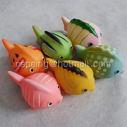 ของเล่นลอยน้ำวินเทจ บีบมีเสียง ฝูงปลายาง 6 ตัว (มี 2 ตัวไม่มีเสียง)