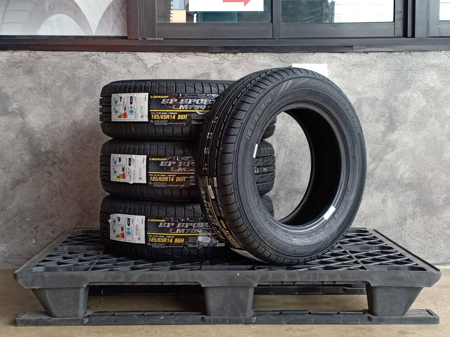 DUNLOP 185/65R14 SP SPORT LM704 ต้องการส่วนลดราคาพิเศษ กรุณาสอบถาม