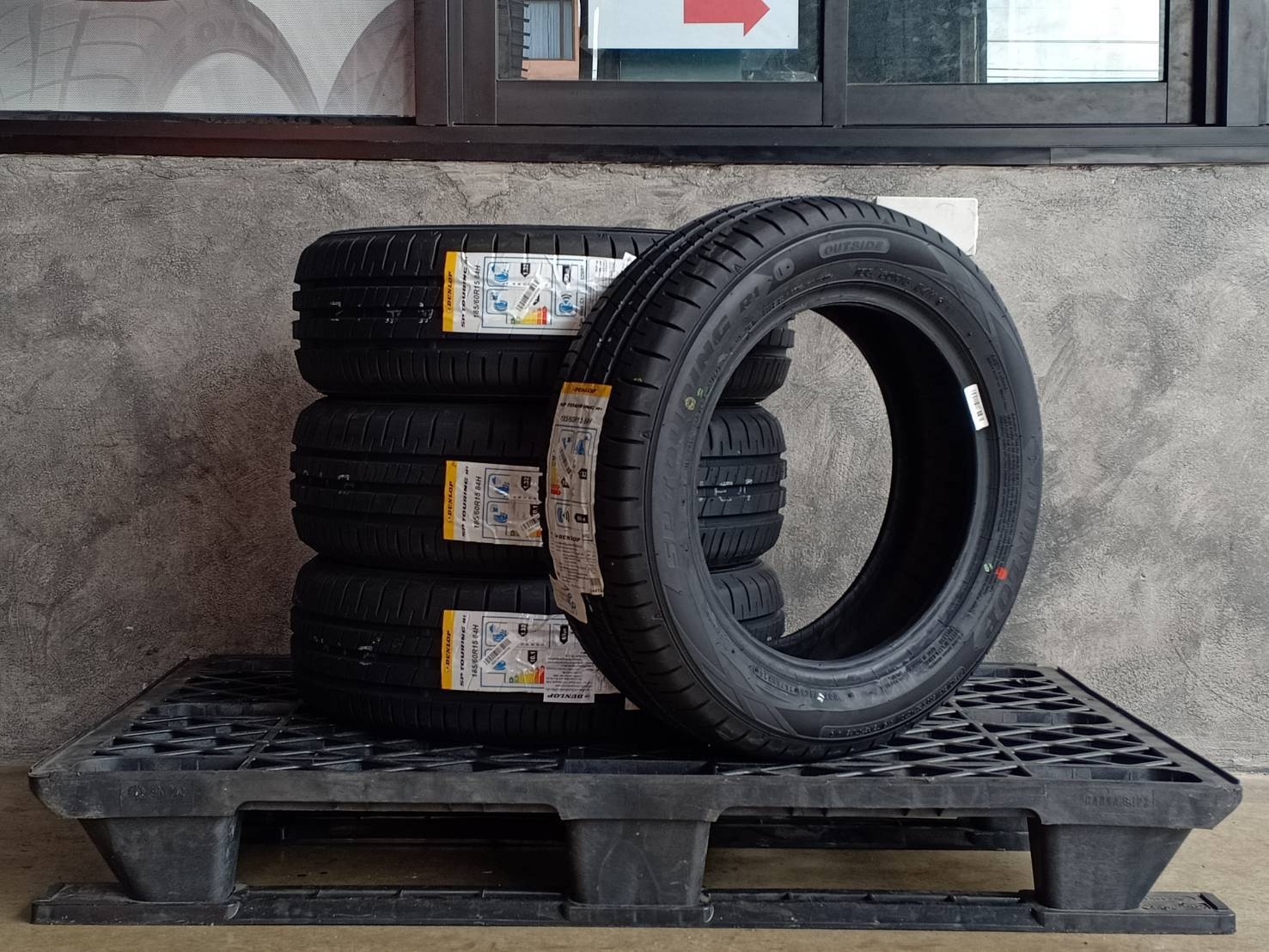 DUNLOP 185/60R15 SP TOURING R1 84H MADE IN INDONESIA