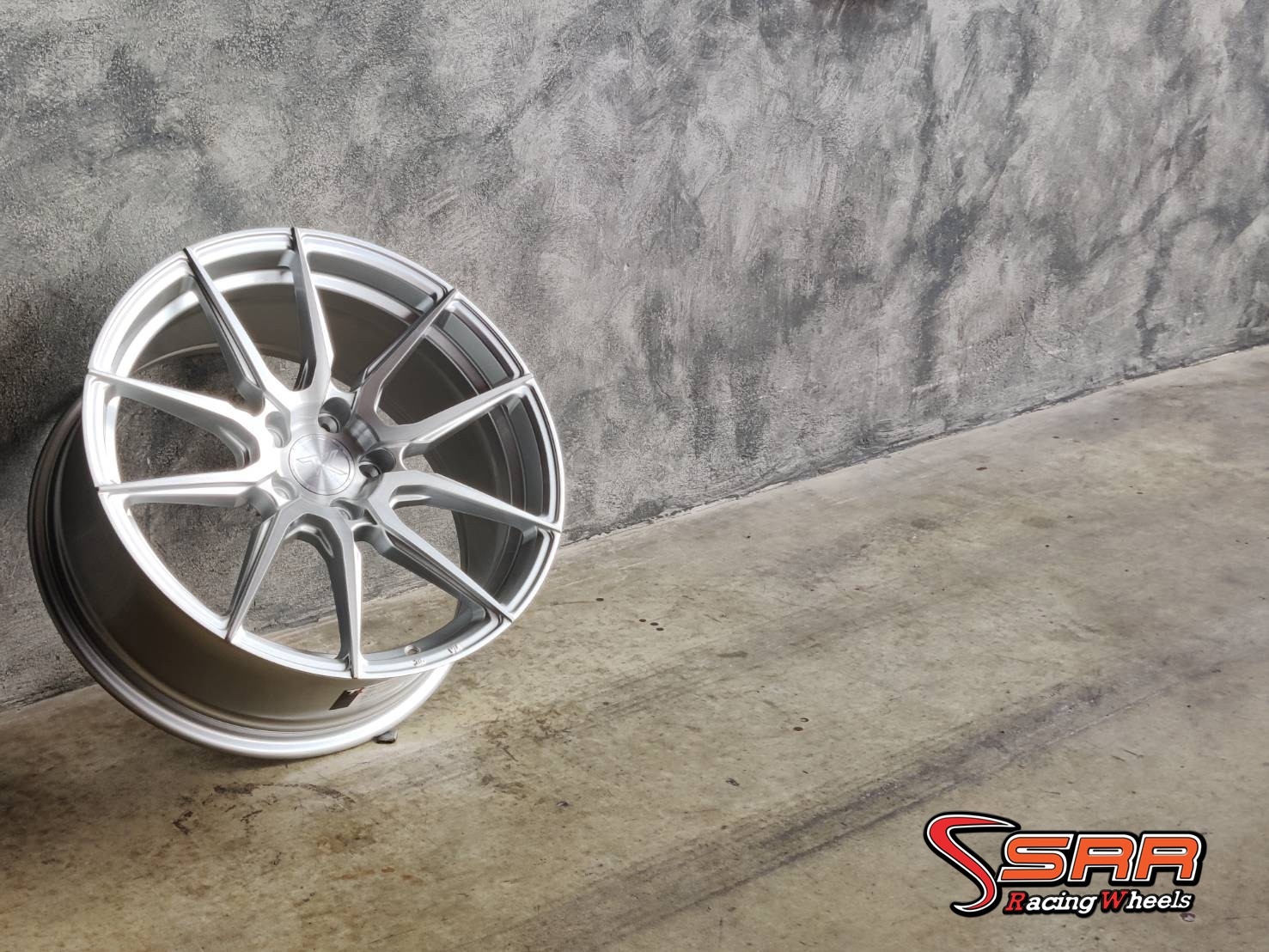 TK-SMART : TMF102 18X8.5 5X112-114.3 32 P/BRUSHED/SILVER (หน้าปัดเงาร่องซิลเวอร์)