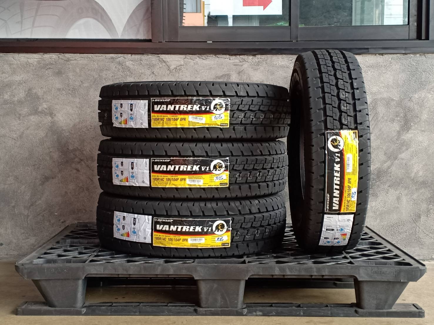 DUNLOP 195R14 VANTREK V1 106/104P 8PR MADE IN THAILAND