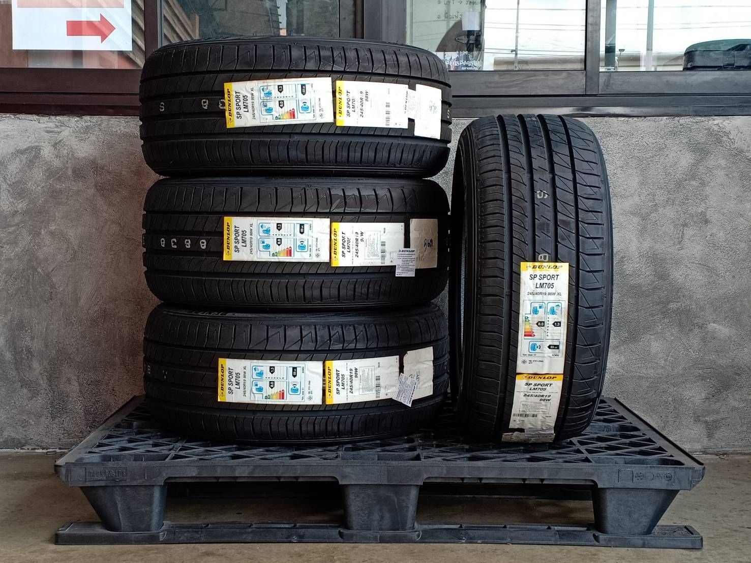 DUNLOP SP SPORT LM705 245/40R19 ยางญี่ปุ่น ! ราคาพิเศษ