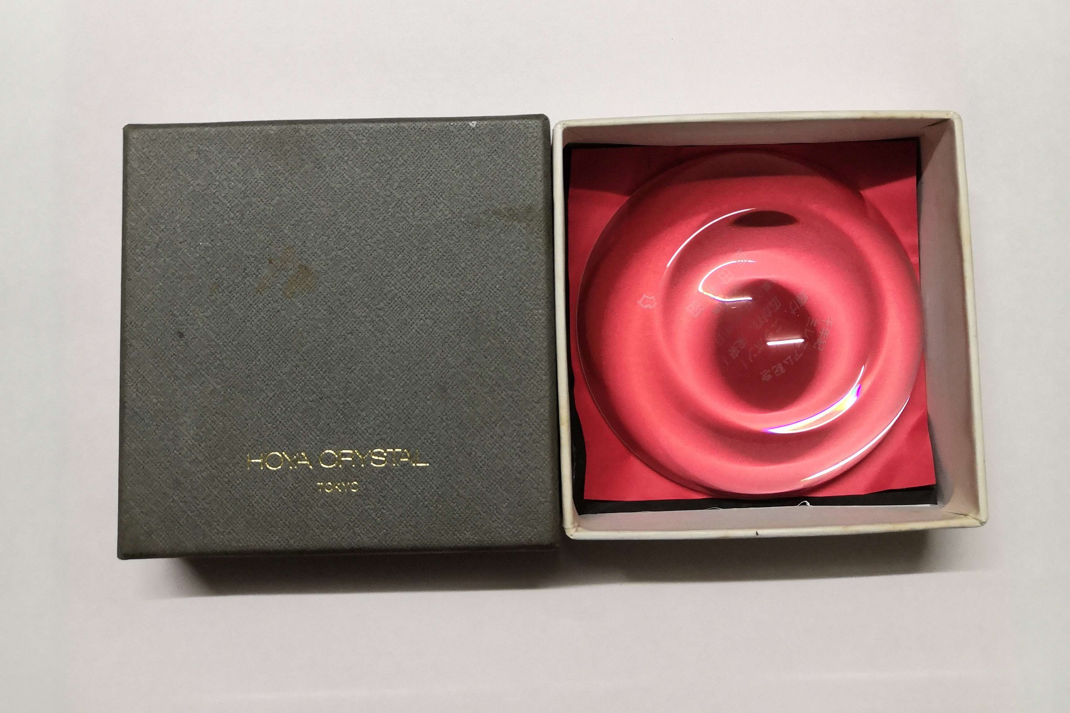 HOYA CRYSTAL TOKYO แก้วคริสตัล ที่ทับกระดาษ ตรงกลางเว้าไว้ใส่คลิปหนีบกระดาษหรือเครื่องประดับชิ้นเล็กๆ ด้านล่างสลักภาษาญี่ปุ่น ขนาดกว้าง 8 เซน พร้อมกล่องเดิม