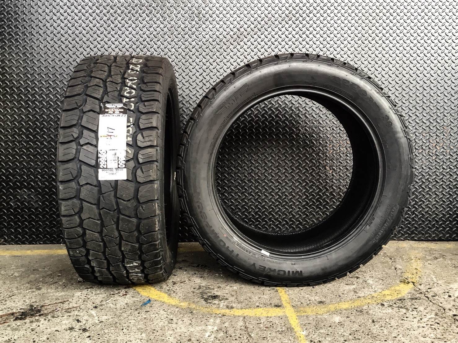 MICKEY THOMPSON DEEGAN 38 AT 305/45R22 ยางใหม่