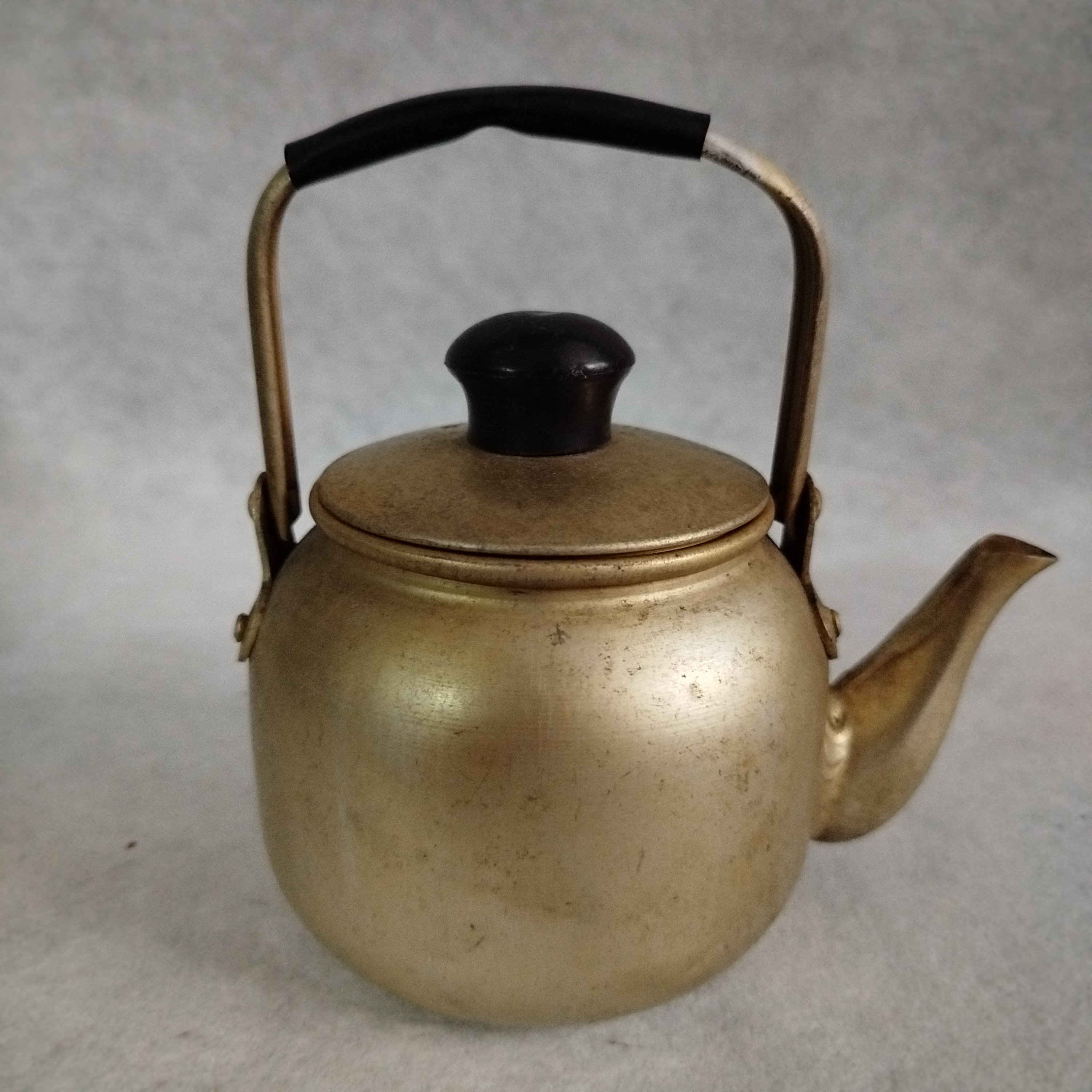 กาน้ำอลูมิเนียมสีทองสไตล์วินเทจ/ย้อนยุคขนาดเล็ก