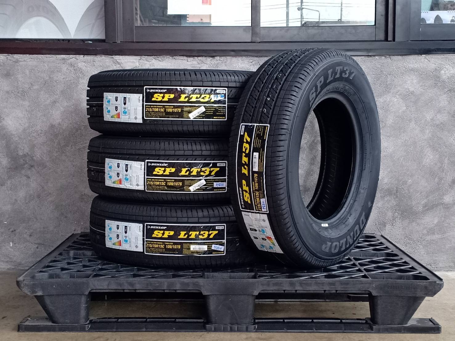 DUNLOP 215/70R15 SP LT37 109/107S MADE IN THAILAND