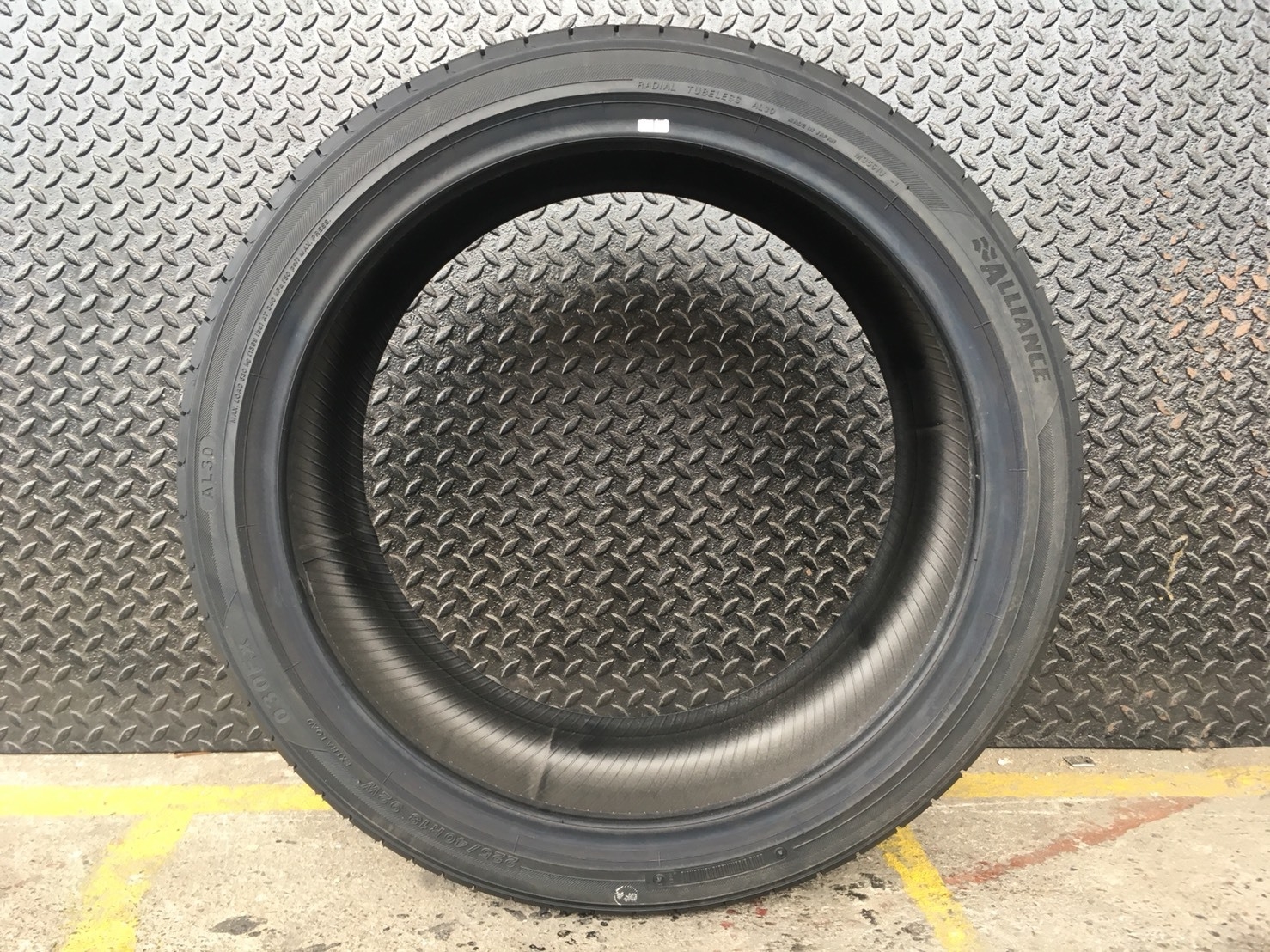 YOKOHAMA ALLIANCE 225-40-18 เส้น 3900 ปกติ 6500 ปี18