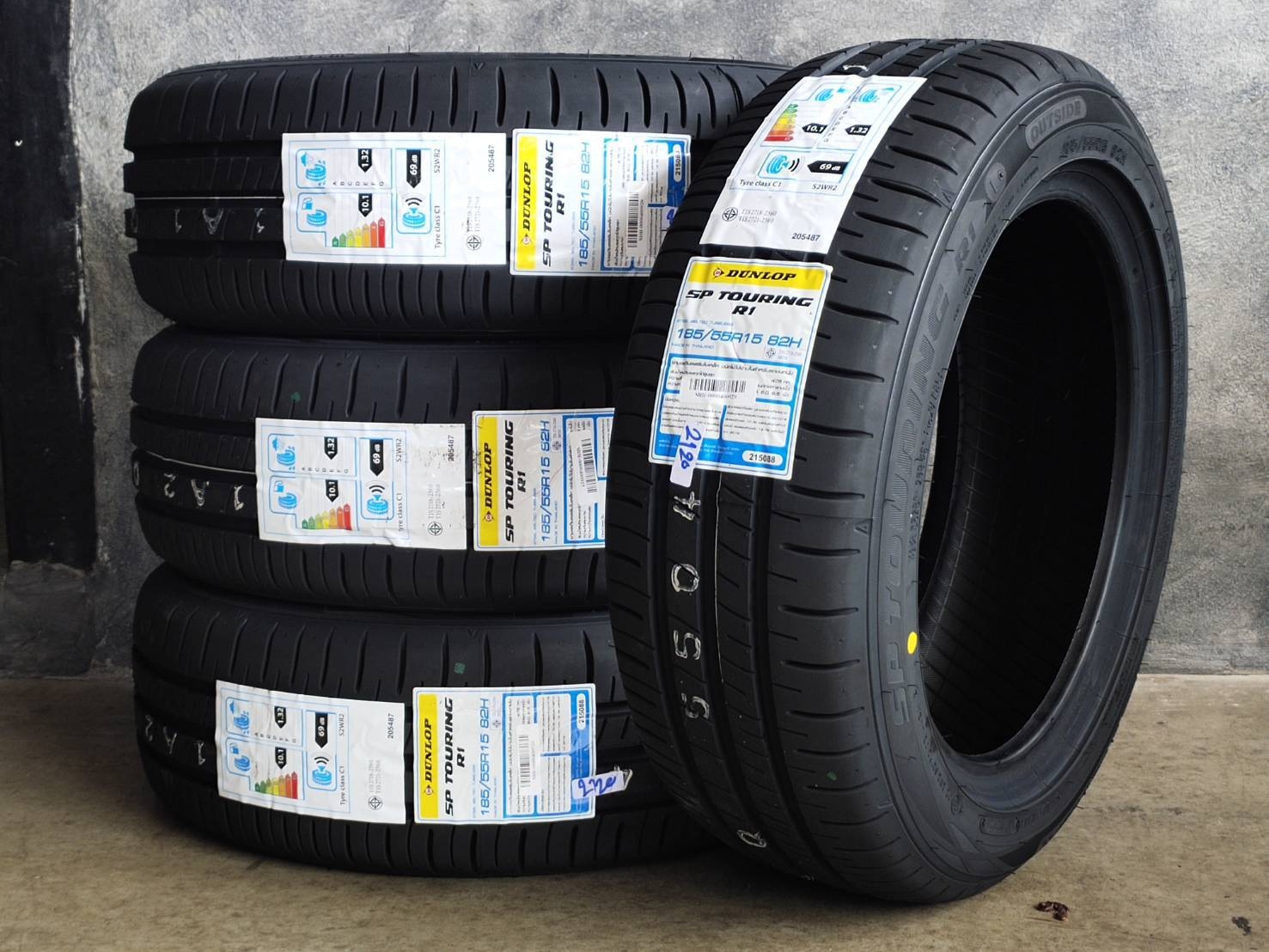 DUNLOP SP TOURING R1 185/55R15 82H ต้องการส่วนลดราคาพิเศษ กรุณาสอบถาม