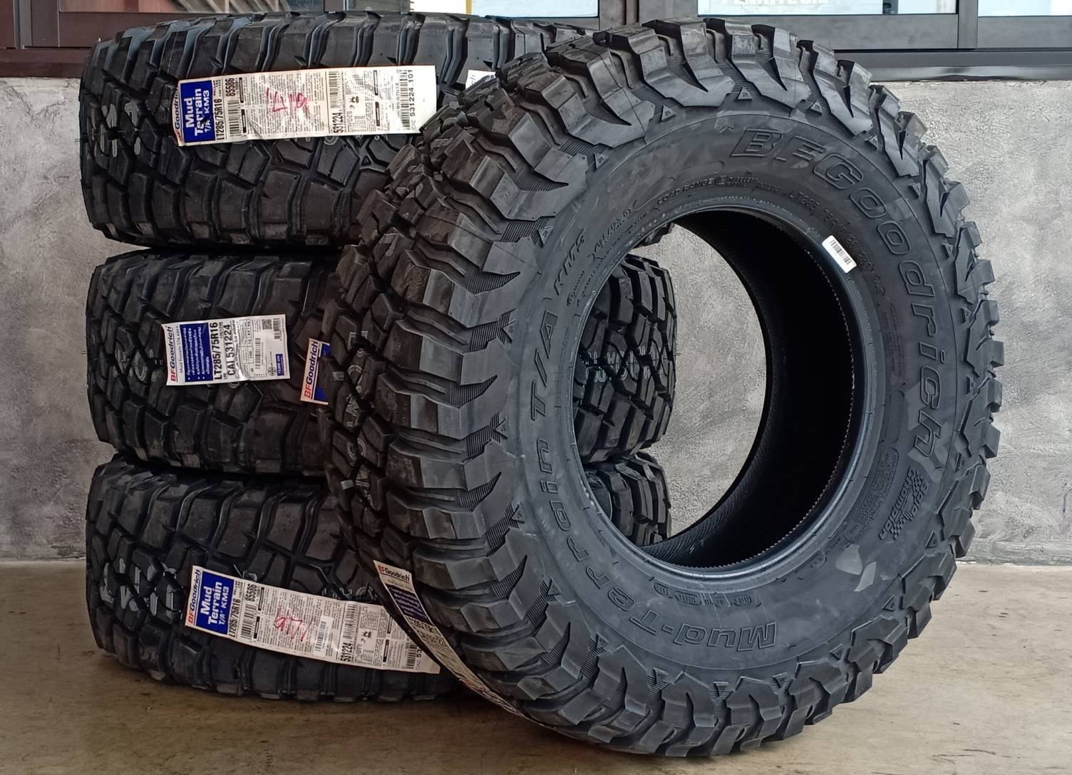 ยางเข้าให่ ลดราคา BF-GOODRICH KM3 285/75R16 126/123Q (ปี19)