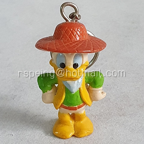 พวงกุญแจพลาสติก Donald Duck ใส่หมวกเท้าสะเอว