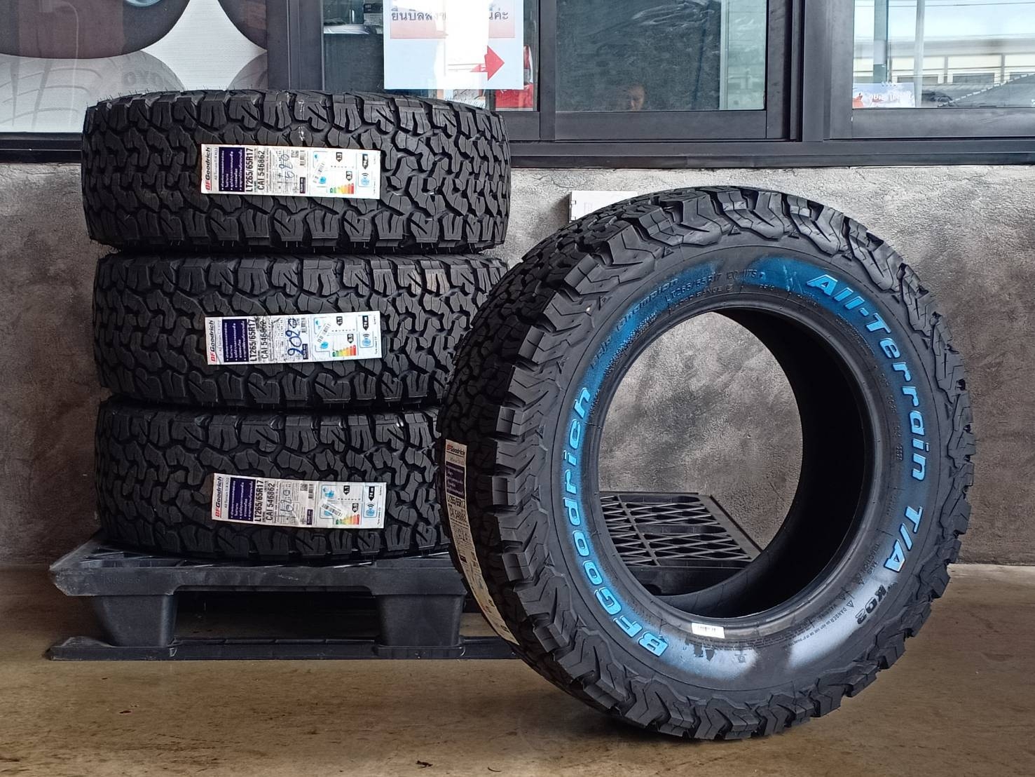 BF-GOODRICH 265/65R17 ALL TERRAIN T/A KO2 120/117S 10PR (ตัวหนังสือขาว) MADE IN THAILAND