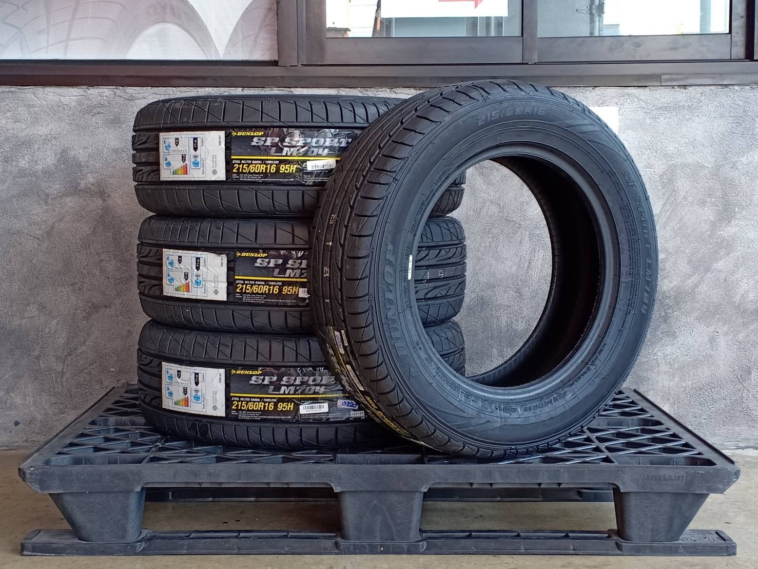 DUNLOP 215/60R16 SP SPORT LM704 95H MADE IN THAILAND