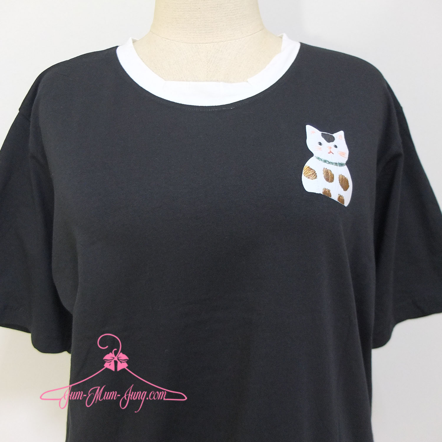 *อก50-52นิ้ว*เสื้อคนอ้วนตัวสั้นผ้ายืดสีดำขลิปสีขาวช่วงคอสกรีนลายแมว เนื้อผ้ายืดได้เยอะ สวยน่ารักมากๆค่ะ