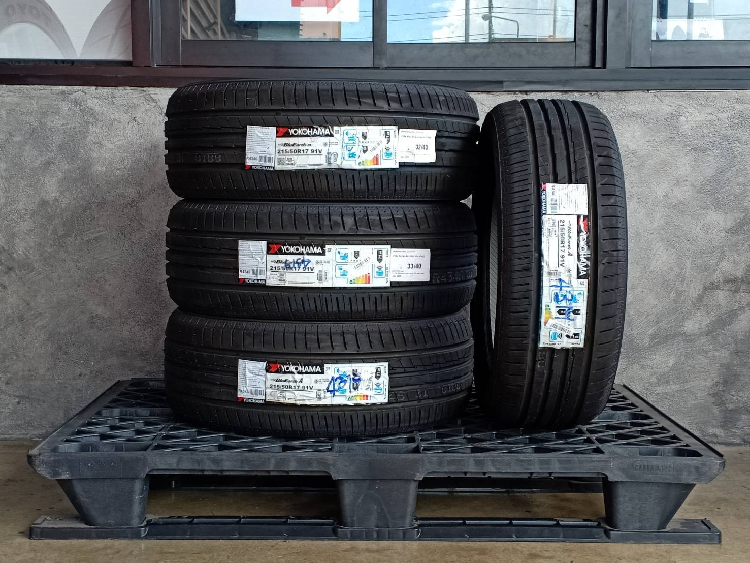 YOKOHAMA 215/50R17 BLUEARTH-A AE50