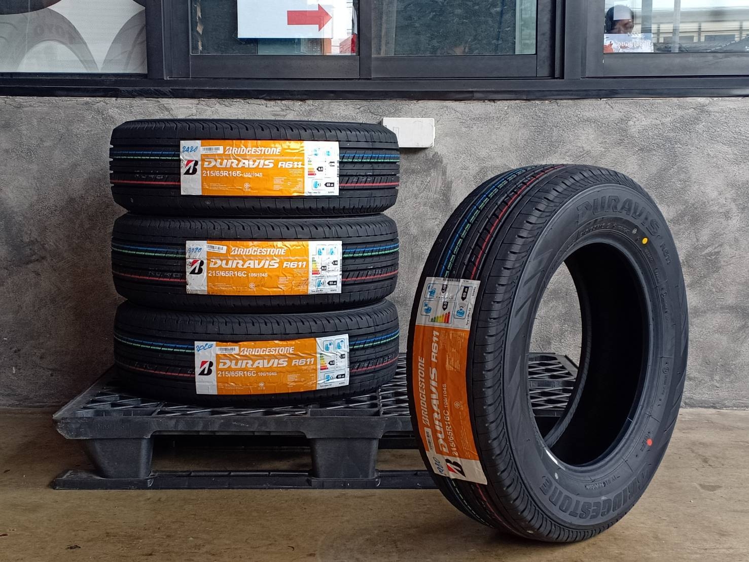 BRIDGESTONE 215/65R16 DURAVIS R611 106/104S MADE IN THAILAND