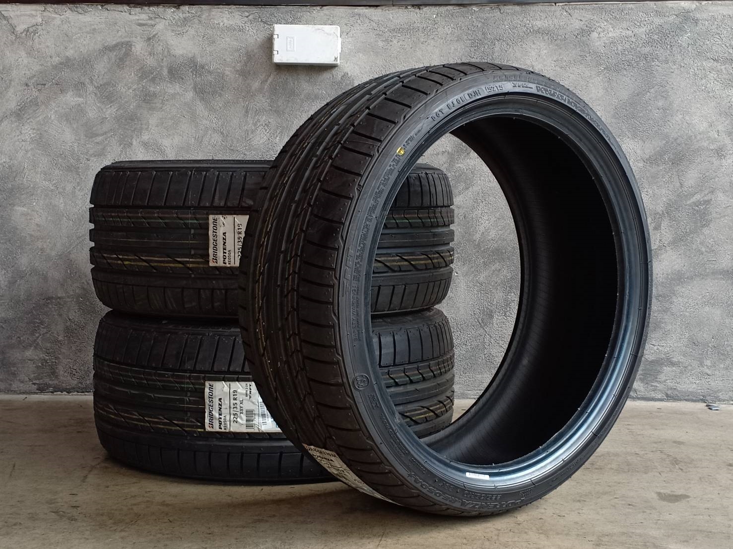 BRIDGESTONE RE050A RFT 225/35-19 เส้น 4000 ปกติ 12000 ปี15