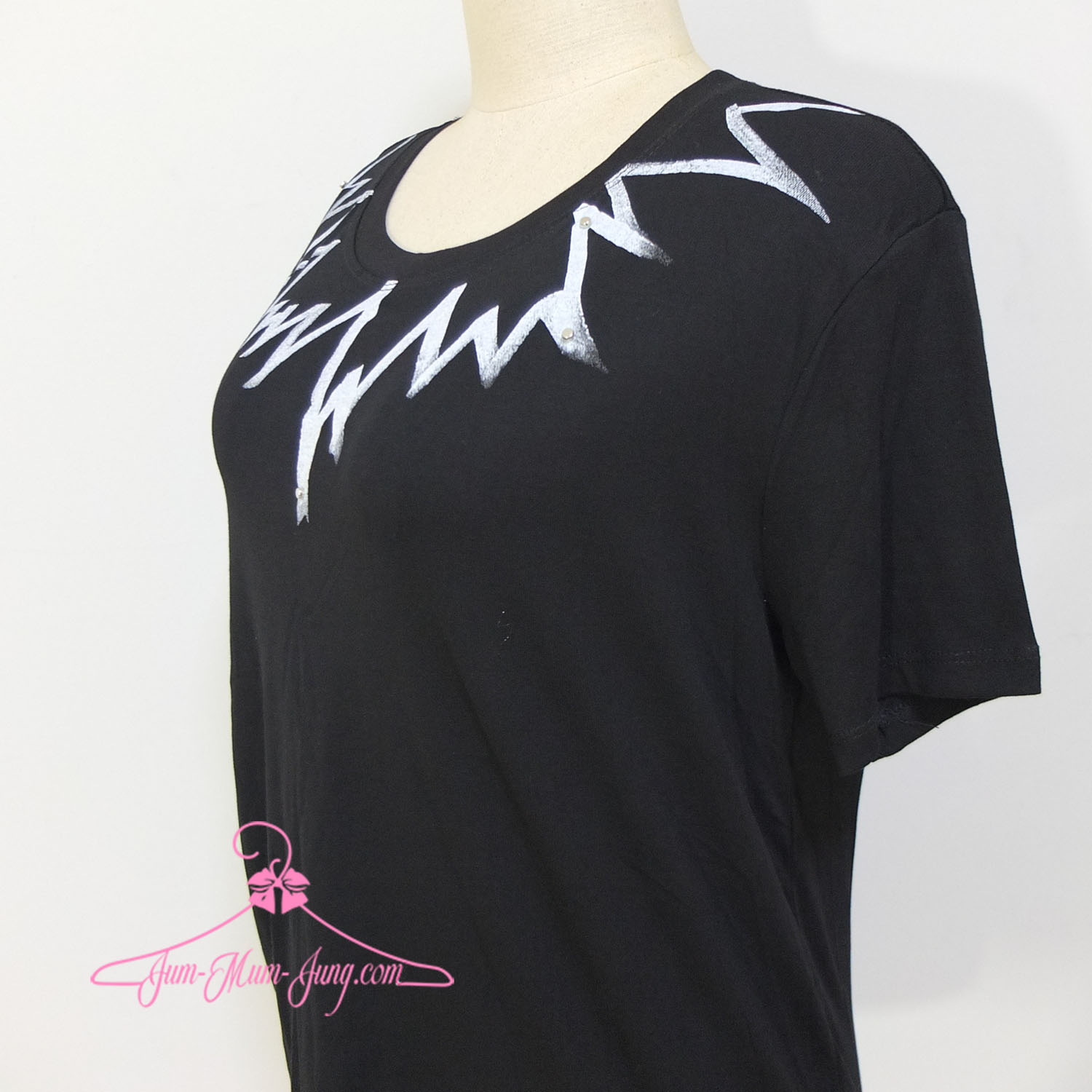 *อก48-50นิ้ว*เสื้อคนอ้วนผ้ายืดยูนิโคล่สีดำสกรีนลายสายฟ้าตอกมุกช่วงคอ เนื้อผ้ายืดได้เยอะ สวยเก๋น่ารักมากๆค่ะ