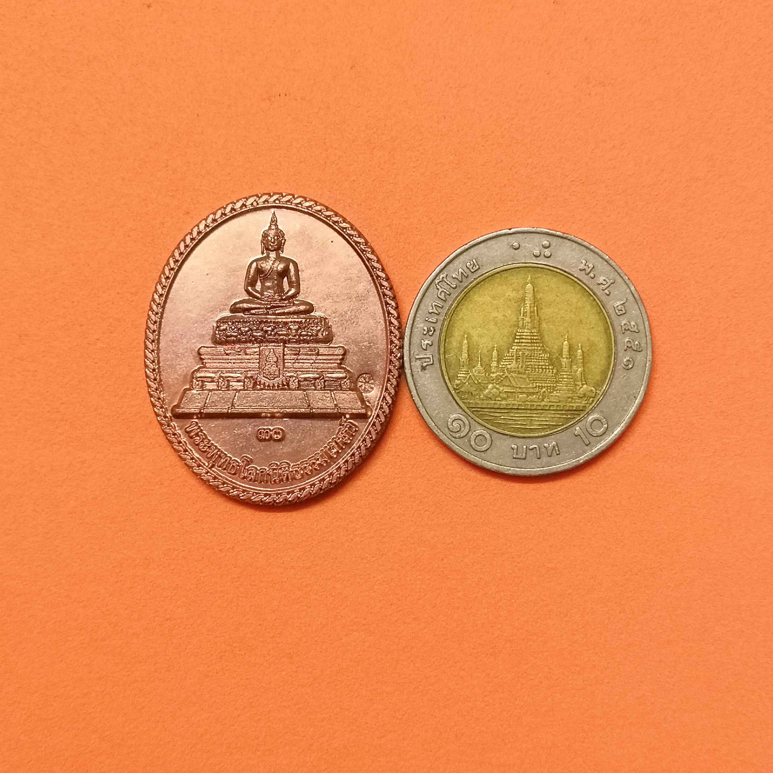 เหรียญ พระพุทธโลกนิติธรรมเทสก์ หลัง ตาชั่ง สมาคมนิติศาสตร์ มหาวิทยาลัยธรรมศาสตร์ พศ 2550 เนื้อทองแดง สูง 3.2 เซน