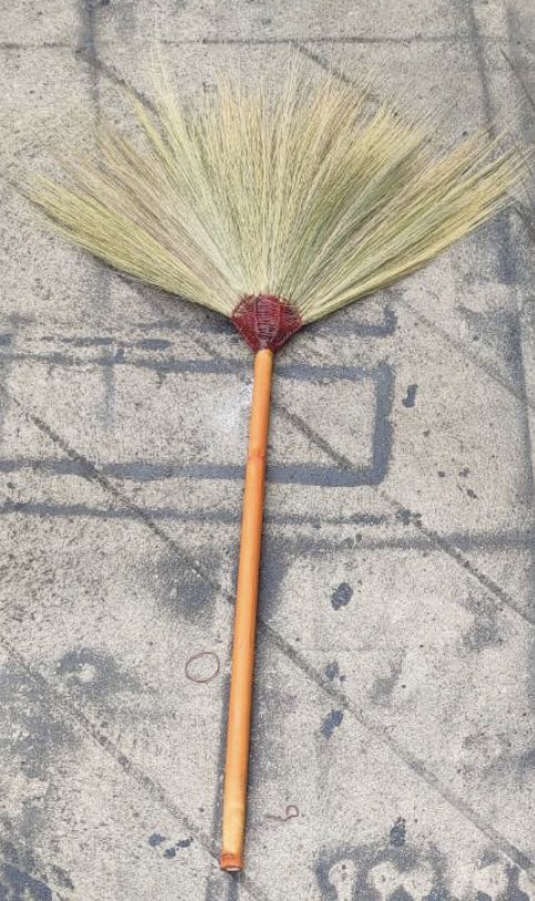 ไม้กวาดดอกหญ้า (ด้ามไม้)