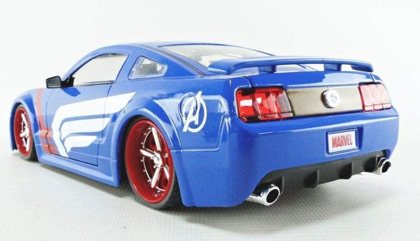 โมเดลรถ โมเดลรถยนต์ 2006 Ford Mustang GT with Captain America 2