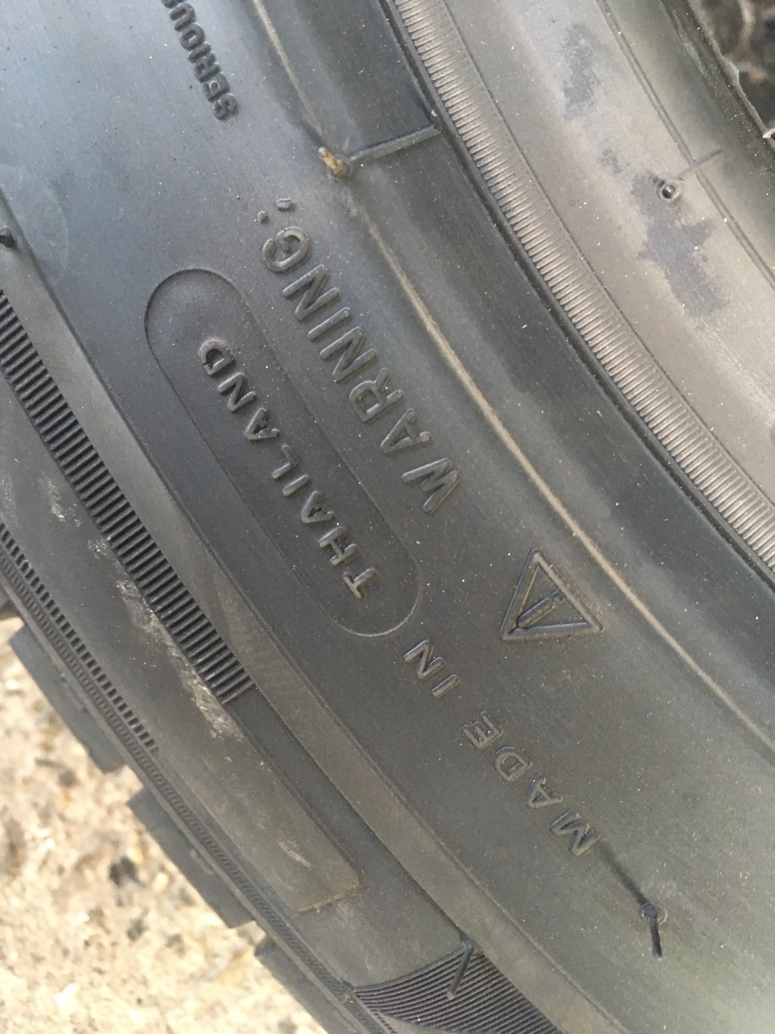 MICHELIN AGILIS 215-70-15 เส้น 2900 เท่านั้น