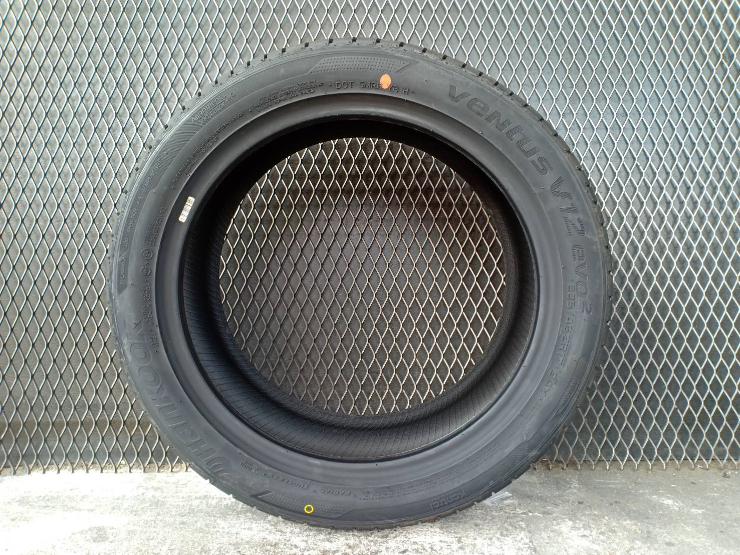 ยางใหม่ปี19 HANKOOK V12EVO2 225/45-17 ราคาถูก