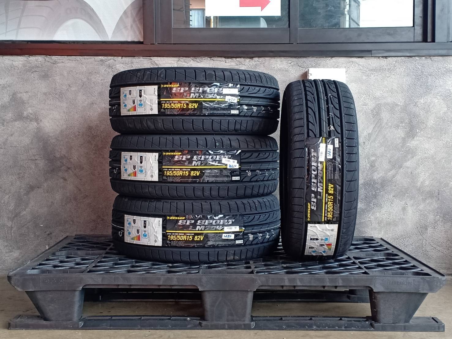 DUNLOP 195/50R15 SP SPORT LM704 82V MADE IN THAILAND.