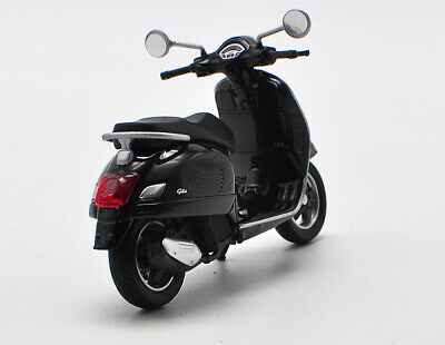 โมเดลรถ มอเตอร์ไซค์ vespa GTS 2017 1:18 ดำ 3