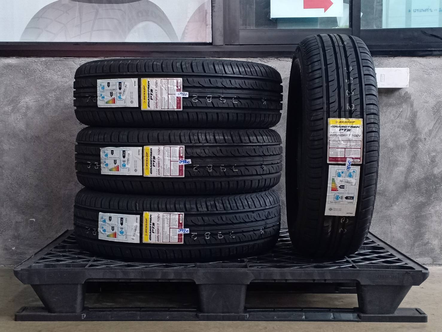 DUNLOP 225/65R17 GRANDTREK PT3 102V MADE IN THAILAND