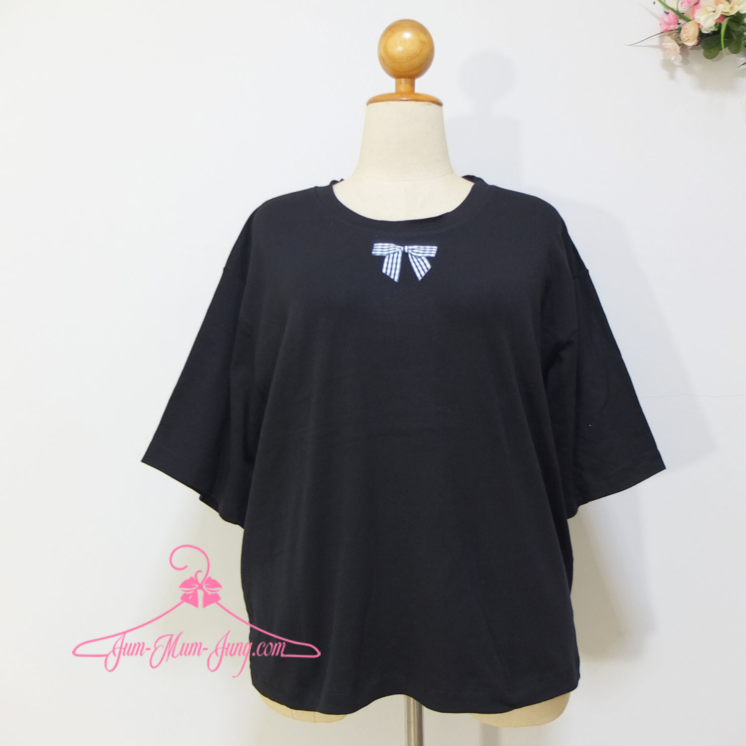 *อก52-54นิ้ว*เสื้อคนอ้วนผ้ายืดดำสกรีนลายโบว์ เนื้อผ้ายืดได้เยอะ สวยน่ารักมากๆค่ะ