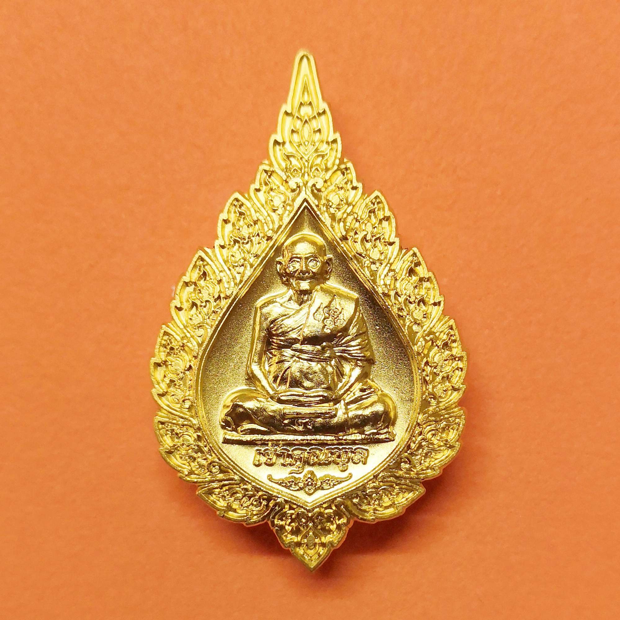 เข็มพัดยศ รุ่นเจ้าคุณพลู ที่ระลึกฉลองสมณศักดิ์ พระมงคลสิทธิการ วิ หลวงพ่อพูล วัดไผ่ล้อม นครปฐม พศ 2547 เนื้อกะไหล่ทอง สูง 3.7 เซน พร้อมกล่องเดิม