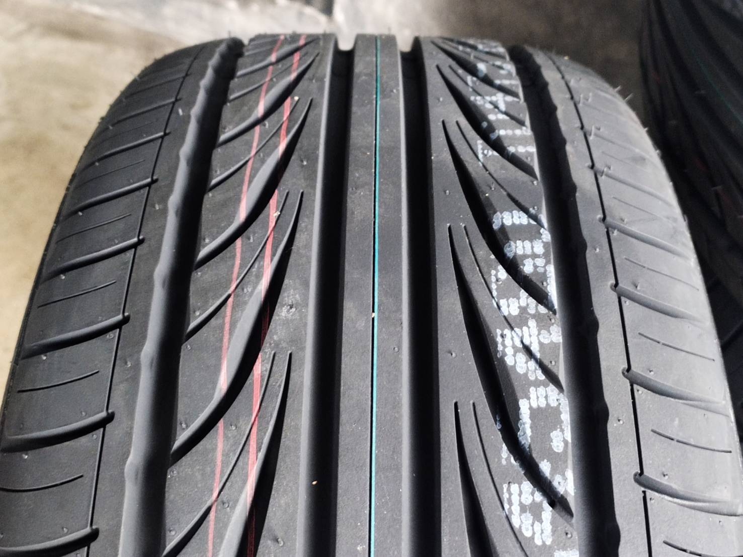 DEESTONE CARRERAS R702 245/45ZR18